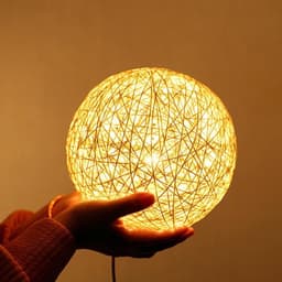 Rieten Bal Nachtlamp Slaapkamer - Warm Geel Licht - Verstelbaar Helderheid - USB Oplaadbaar - Houten Stand - OmgevingslampLE17 — thumbnail 2