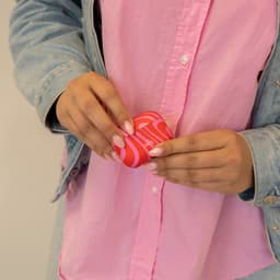 xoxo Wildhearts hoesje geschikt voor AirPods 4 - Berry Much - Ook als telefoonhoesje verkrijgbaar - schokbestendige case - koptelefoonhoesje - Matte afwerking - Beschermhoes met golvende print - golven - Rood - Roze — thumbnail 3