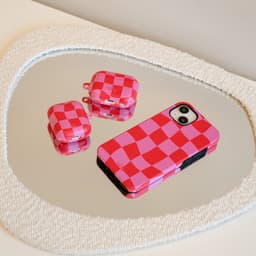 xoxo Wildhearts hoesje geschikt voor AirPods 3 - Drunk In Love - Ook als telefoonhoesje verkrijgbaar - schokbestendige case - koptelefoonhoesje - Matte afwerking - Beschermhoes met print - golvende blokjes - roze / rood — thumbnail 4
