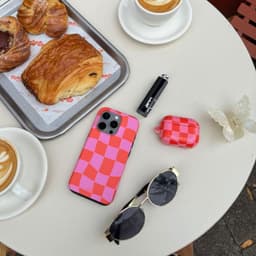 xoxo Wildhearts hoesje geschikt voor Airpods Pro 1 / Pro 2 - Drunk In Love - Ook als telefoonhoesje verkrijgbaar - schokbestendige case geschikt voor Airpod Pro (2) - koptelefoon case - Beschermhoes met print - golvende blokjes - roze / rood — thumbnail 2