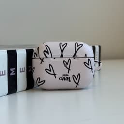 xoxo Wildhearts hoesje geschikt voor AirPods 1 / 2 - All Yours - Matte - Ook als telefoonhoesje verkrijgbaar - schokbestendige case - koptelefoon hoesje - Mat - Beschermhoes met hartjesprint - hartjes - Beige - Zwart — thumbnail 2