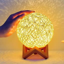 Rotan bal nachtlampje met verstelbare helderheid en warm geel licht, ideaal als sfeervolle slaapkamerdecoratie voor een gezellige en rustgevende ambiance — thumbnail 4