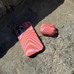 xoxo Wildhearts hoesje geschikt voor Airpods Pro 1 / Pro 2 - Boogie Wonderland Orange - Ook als telefoonhoesje verkrijgbaar - case geschikt voor Airpod Pro (2) - koptelefoon case - Beschermhoes met golvende print - golven - oranje/roze — thumbnail 2