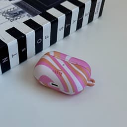 xoxo Wildhearts hoesje geschikt voor AirPods 4 - Chasing Sunsets - Ook als telefoonhoesje verkrijgbaar - schokbestendige case - koptelefoonhoesje - Matte afwerking - Beschermhoes met golvende print - golven - Beige - Oranje - Roze — thumbnail 2