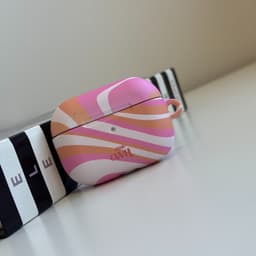 xoxo Wildhearts hoesje geschikt voor AirPods 4 - Chasing Sunsets - Ook als telefoonhoesje verkrijgbaar - schokbestendige case - koptelefoonhoesje - Matte afwerking - Beschermhoes met golvende print - golven - Beige - Oranje - Roze — thumbnail 4