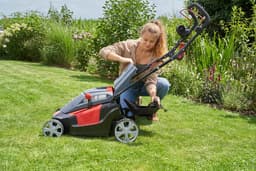 Krachtige Elektrische Grasmaaier voor Comfortabel Gazononderhoud — thumbnail 2