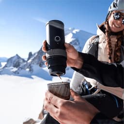 OutIn Mino Draagbare Espresso Machine Elektrisch | USB Oplaadbaar | Voor Onderweg En Reizen | Geschikt Voor Cups En Gemalen Koffie | Compact En Oplaadbaar Koffieapparaat — thumbnail 5