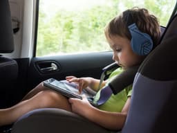 PowerLocus P1 Kids Kinder Koptelefoon Draadloos - Koptelefoon voor kinderen - Veilig volume van 85 dB - Bluetooth Hoofdtelefoon - Met microfoon - incl. Premium Case - Blauw/Zwart — thumbnail 3
