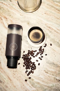 Mugshott - Slim Draagbaar koffiezetapparaat - Werkt met Gemalen koffie & Capsules - Bestuurbaar met Mobiele App, Instelbare Temperatuur, Pomppatroon & Koffiegrootte- 120 ml Reservoir - 18 Bar - Ontworpen in Nederland - 12 Volt Reiskoffiezetapparaat — thumbnail 2