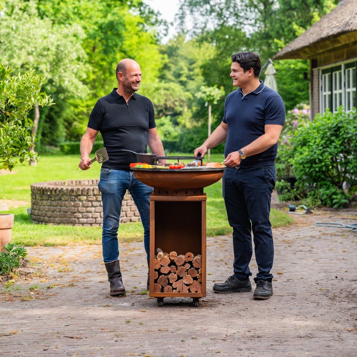 RJRoyal Living Plancha BBQ Camarada volledig Cortenstaal met 8 mm 70cmØ conische Bakplaat — afbeelding 1