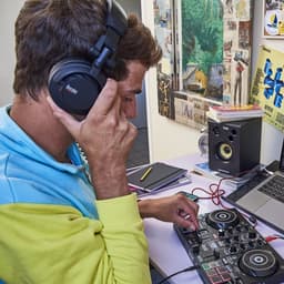 Hercules DJMonitor 32 - DJ speakerset - 2x15 watt RMS + HDP DJ45 - DJ koptelefoon - Zwart — thumbnail 5