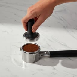 KitchenAid Pistonmachine met Koffiemolen - 5KES6551ECA - Ingebouwde koffiemolen - kantelbaar stoompijpje - 15 bar pomp en drukmeter - Appelrood — thumbnail 5