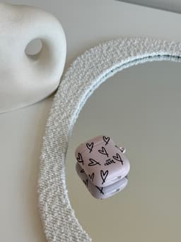 xoxo Wildhearts hoesje geschikt voor AirPods 1 / 2 - All Yours - Matte - Ook als telefoonhoesje verkrijgbaar - schokbestendige case - koptelefoon hoesje - Mat - Beschermhoes met hartjesprint - hartjes - Beige - Zwart — thumbnail 5