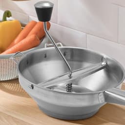 Deze roestvrijstalen keukenmachine wordt geleverd met drie maalschijven, een handmatige maalschijf en een opzetstuk voor het maken van puree. — thumbnail 3