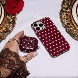 xoxo Wildhearts hoesje geschikt voor AirPods 4 - Polka Dots (Burgundy) - Ook als telefoonhoesje verkrijgbaar - schokbestendige case - koptelefoonhoesje - Beschermhoes met stippenpatroon - Bordeauxrood met witte stippen — thumbnail 2