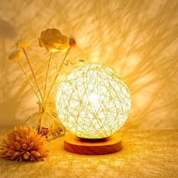 Rieten Bal Nachtlamp Slaapkamer - Warm Geel Licht - Verstelbaar Helderheid - USB Oplaadbaar - Houten Stand - OmgevingslampLE17 — thumbnail 4
