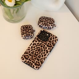 xoxo Wildhearts hoesje geschikt voor Airpods Pro 1 / Pro 2 - Wild Thing - Ook als telefoonhoesje verkrijgbaar - schokbestendige case geschikt voor Airpod Pro (2) - koptelefoon case - Tijgerprint / luipaardprint - dierenprint hoesje - panterprint — thumbnail 5