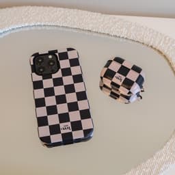 xoxo Wildhearts hoesje geschikt voor Airpods Pro 1 / Pro 2 - Block Me - Ook als telefoonhoesje verkrijgbaar - schokbestendige case geschikt voor Airpod Pro (2) - koptelefoon case - Geruit / geblokt hoesje - Kleurrijke case - zwart / beige / crème — thumbnail 2