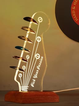BOTC Plectrumhouder met LED-Verlichting - Gitaarvormige Display voor Gitaarplectrums - Houten Houder met Acryl - USB - Gitaar Accessoire — thumbnail 3