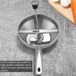 Deze roestvrijstalen keukenmachine wordt geleverd met drie maalschijven, een handmatige maalschijf en een opzetstuk voor het maken van puree. — thumbnail 4