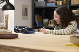 Lego Technic 42176 Porsche Gt4 E Bouwstenen — thumbnail 4