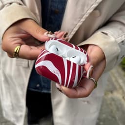 xoxo Wildhearts hoesje geschikt voor AirPods Pro 3 - Boogie Wonderland Red - Ook als telefoonhoesje verkrijgbaar - schokbestendige case - koptelefoonhoes - Beschermhoes met met golvende print - golven - rood — thumbnail 2