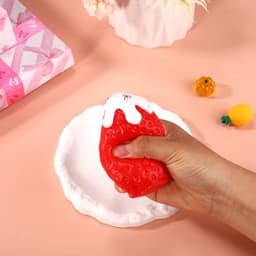 Knijp-aardbeienspeeltje, 6,5 x 6,5 cm siliconen knijpfruitspeeltje met langzame rebound voor stressverlichting op kantoor en school en om te kalmeren (rood) — thumbnail 3