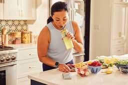 Fitbit Versa 4 - Smartwatch dames en heren - Roze — thumbnail 5