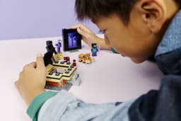 LEGO Minecraft - Reis naar de Nether en het End-portaal Constructiespeelgoed — thumbnail 2