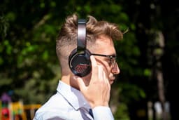 PowerLocus MoonFly Koptelefoon Over-Ear met Passief Noise Cancelling, Draadloze Hoofdtelefoon, Voice Assistant Activation - Zwart/Rood — thumbnail 2