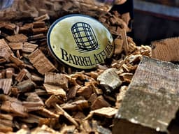 The Barrel BBQ Bottle (Box) / Cadeauverpakking /  Limited Edition / Houtsnippers / Whisky Chunks / Sinterklaas / Kerst / Barbecue / Rookhout — thumbnail 2