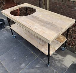 BBQ Tafel | Buitenkeuken | 140x70cm | Gat 50cm | Wielen | Zwart Staal en Hout | Kamado Tafel | Barbecue | Big Green Egg | Bastard | Grill Guru | Kamado Joe | Ombouw | Onderstel | Geschikt voor vele modellen — thumbnail 4