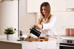 VDN French Press Cafetiere 0.7L - Dubbelwandige RVS Koffiemaker - Koffiepers voor 4-5 Kopjes - Zwart — thumbnail 5