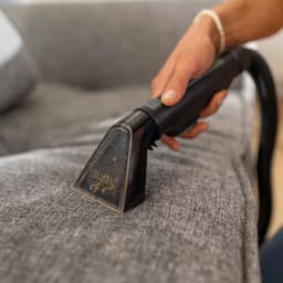 Kärcher SE 2 Spot Pure Tapijtreiniger - Vlekkenreiniger - 1,5l / 0,8l - Spotcleaner voor o.a. autostoelen - bureaustoelen - banken - vloerkleden - baby-en kinderstoelen en andere stoffen ondergronden — thumbnail 4