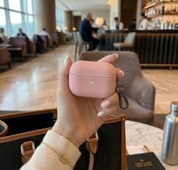 Luxe geribd hoesje voor oordopjes – Vertical Stripe design met sleutelhaak, geschikt voor AirPods 4 (Roze) — thumbnail 4
