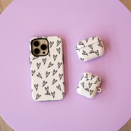 xoxo Wildhearts hoesje geschikt voor AirPods 5 - All Yours - Ook als telefoonhoesje verkrijgbaar - schokbestendige case - koptelefoonhoesje - Glimmende afwerking - Beschermhoes met hartjesprint - hartjes - Beige - Zwart — thumbnail 5
