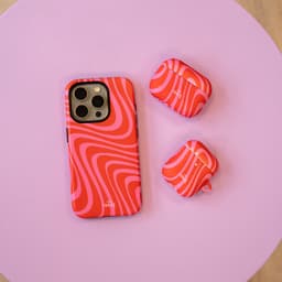 xoxo Wildhearts hoesje geschikt voor AirPods 4 - Berry Much - Ook als telefoonhoesje verkrijgbaar - schokbestendige case - koptelefoonhoesje - Matte afwerking - Beschermhoes met golvende print - golven - Rood - Roze — thumbnail 4