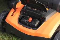 Accu-verticuteermachine met 37 cm werkbreedte en 6 standen voor maaihoogteverstelling — thumbnail 3