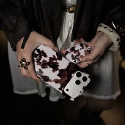 xoxo Wildhearts hoesje geschikt voor AirPods 4 - Midnight Rodeo - Ook als telefoonhoesje verkrijgbaar - schokbestendige case - koptelefoonhoes - Hoesje met dierenprint - Stier - Bruin / Beige — thumbnail 3