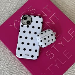 xoxo Wildhearts hoesje geschikt voor AirPods Pro 3 - Polka Dots (Wit) - Ook als telefoonhoesje verkrijgbaar - schokbestendige case - koptelefoonhoesje - Beschermhoes met stippenpatroon - Wit met zwart stippen — thumbnail 2