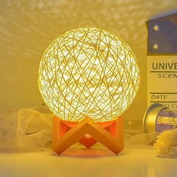 Rotan bal nachtlampje met verstelbare helderheid en warm geel licht, ideaal als sfeervolle slaapkamerdecoratie voor een gezellige en rustgevende ambiance — thumbnail 3