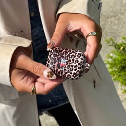 xoxo Wildhearts hoesje geschikt voor AirPods 4 - Berry Wild - Ook als telefoonhoesje verkrijgbaar - schokbestendige case - koptelefoonhoes - Beschermhoes met met tijgerprint / luipaardprint - kers print - dierenprint hoesje - kersen - panterprint — thumbnail 4