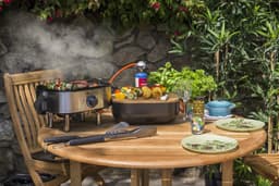 Deluxe Mini draagbare Gas BBQ - Zwart - met propaanpatroon Bernzomatic - gietijzeren grill - met slang en regelaar - snijplank — thumbnail 4