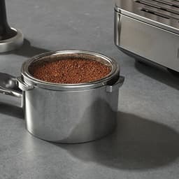 KitchenAid Halfautomatische Espressomachine - Ingebouwde koffiemolen, kantelbaar stoompijpje, 15 bar pomp en drukmeter - Roestvrij staal — thumbnail 5