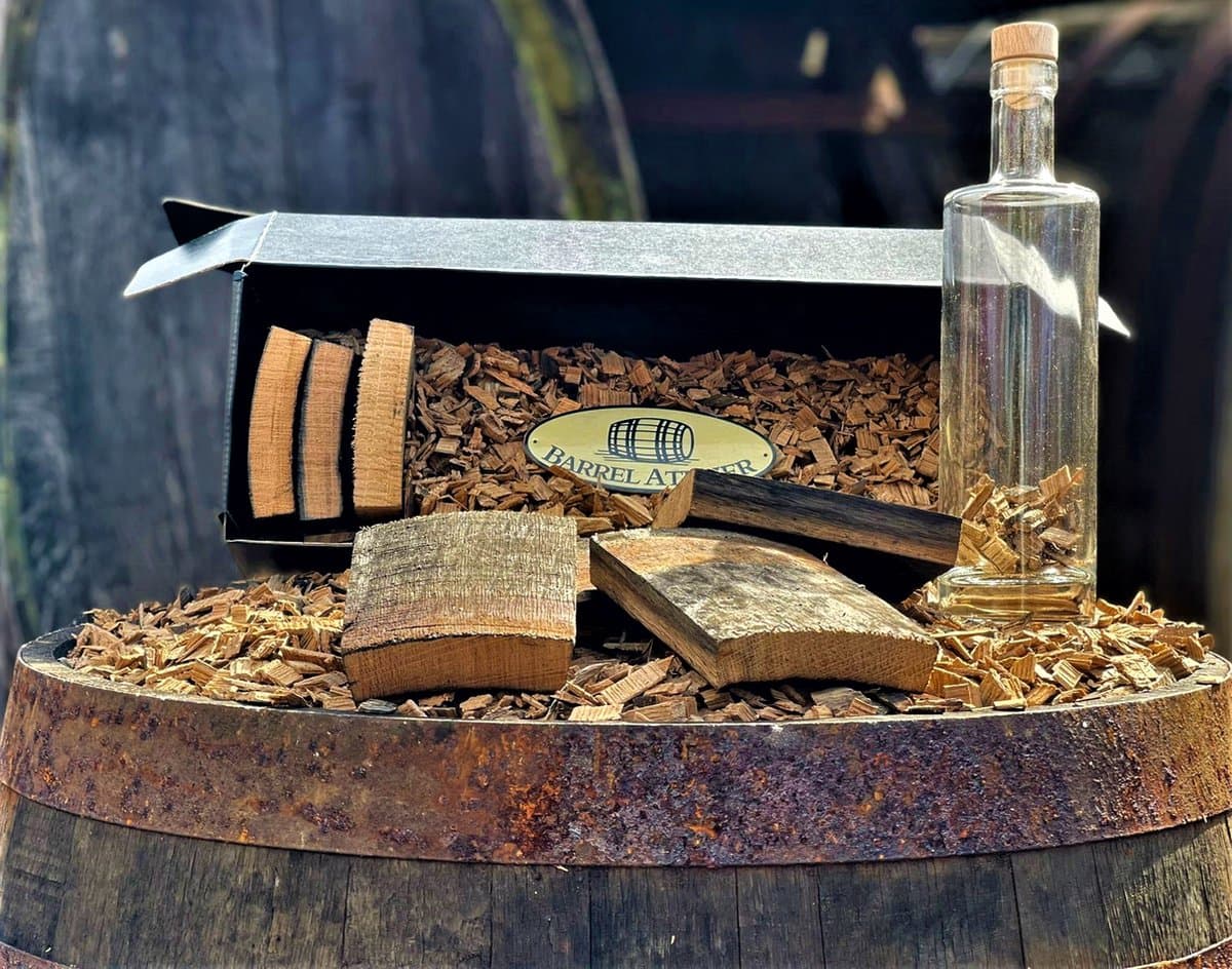 The Barrel BBQ Bottle (Box) / Cadeauverpakking / Limited Edition / Houtsnippers / Whisky Chunks / Sinterklaas / Kerst / Barbecue / Rookhout — afbeelding 1