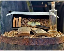 The Barrel BBQ Bottle (Box) / Cadeauverpakking / Limited Edition / Houtsnippers / Whisky Chunks / Sinterklaas / Kerst / Barbecue / Rookhout