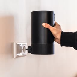 Muurbeugel geschikt voor Sonos Era 100 - Standaard geschikt voor Sonos Era 100 - Stopcontact Houder - Zonder boren - Kabelvrij & Stevig - Zwart — thumbnail 4