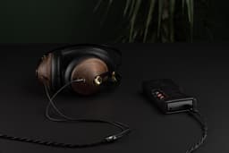 Meze Audio 99 Classics 2nd GEN Bedrade Over-Ear Koptelefoon - Walnoot — thumbnail 2