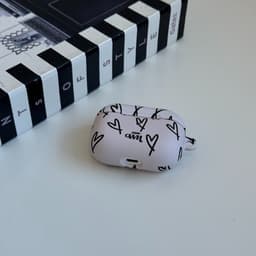 xoxo Wildhearts hoesje geschikt voor AirPods 4 - All Yours - Ook als telefoonhoesje verkrijgbaar - schokbestendige case - koptelefoonhoesje - Matte afwerking - Beschermhoes met hartjesprint - hartjes - Beige - Zwart — thumbnail 4