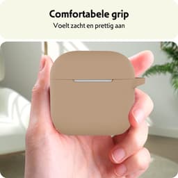 Hoesje Geschikt voor Apple AirPods 4 - Siliconen Hoes met Clip - Silicone Case Cover - Zand — thumbnail 4
